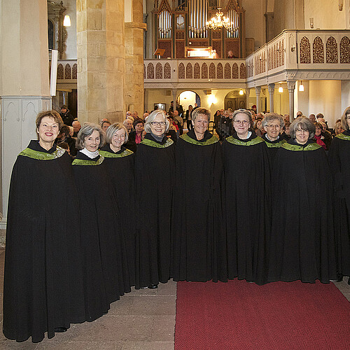 Gabriele-Verena Siemers, Äbtissin des Klosters Wennigsen, und der Konvent, stehen in der Klosterkirche.