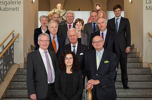 Drei Frauen und sieben Männer, darunter Klosterkammer-Präsident Hans-Christian Biallas, stehen auf der Treppe des Landesmuseums.