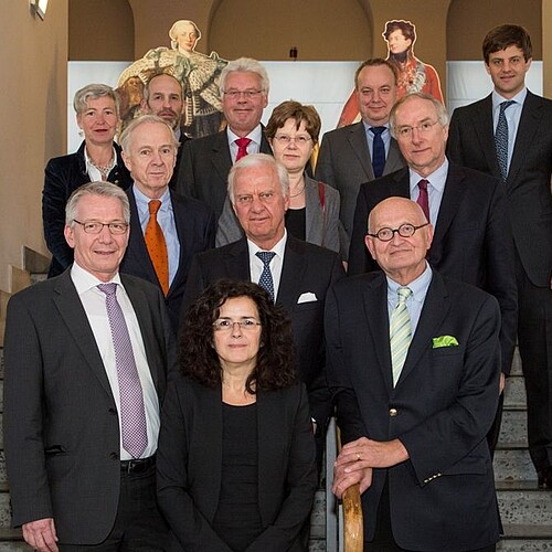 Drei Frauen und sieben Männer, darunter Klosterkammer-Präsident Hans-Christian Biallas, stehen auf der Treppe des Landesmuseums.