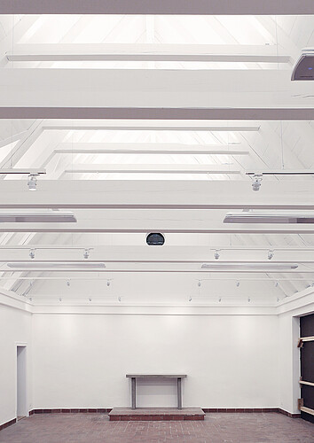 Das hölzerne Tragwerk, bestehend aus weiß gestrichenen Holzbalken, der Wennigser Friedhofskapelle.