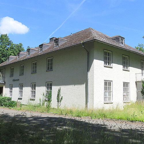 Das ehemalige Offizierscasino: Ein helles zweistöckiges Gebäude mit Ziegeldach.