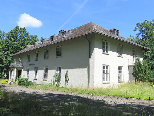 Das ehemalige Offizierscasino: Ein helles zweistöckiges Gebäude mit Ziegeldach.