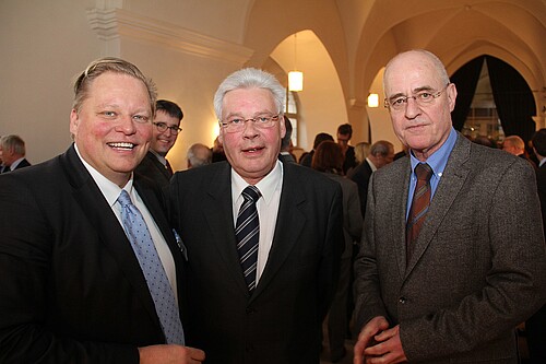 Drei Männer, darunter Klosterkammer-Präsident Hans-Christian Biallas, stehen in einem Raum mit angeleuchtetem Gewölbe.