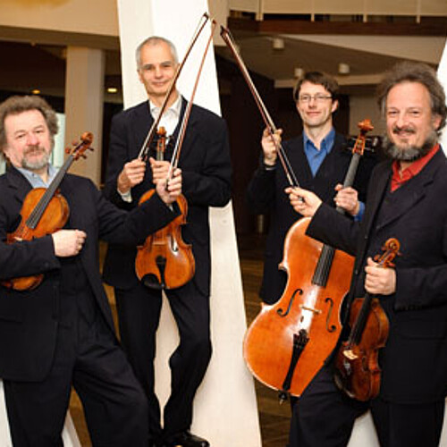 Vier Musiker mit ihren Instrumenten.