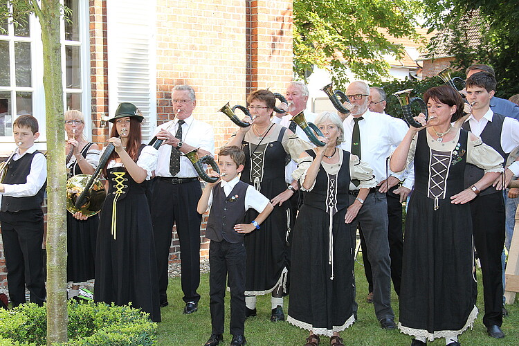 Eine Gruppe von Jagdhornbläsern und ihre Instrumente.