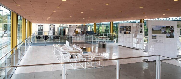 Blick in die Ausstellung „Gesamtkunstwerke“ im Arne Jacobsen Foyer in den Herrenhäuser Gärten in Hannover.