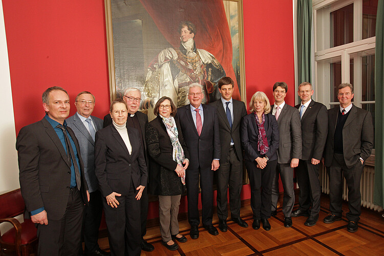 Eine Gruppe von elf hochrangigen Persönlichkeiten, die als Ehrenkuratorium die Ausstellung zum Jubiläum der Klosterkammer begleiten.