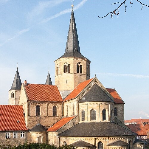 Foto der Außenansicht der Kirche St.-Godehard in Hildesheim