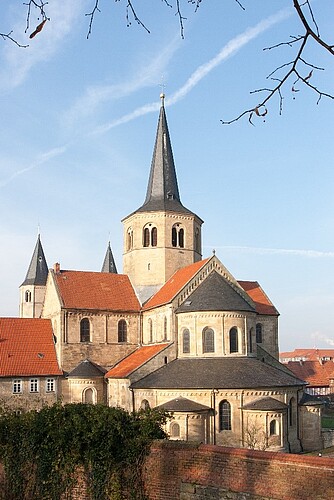 Foto der Außenansicht der Kirche St.-Godehard in Hildesheim