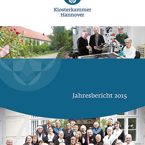 Das Cover des Jahresberichtes 2015 der Klosterkammer mit Fotos einer Gruppe von Äbtissinnen und Mitarbeitenden aus der Restaurierungswerkstatt.
