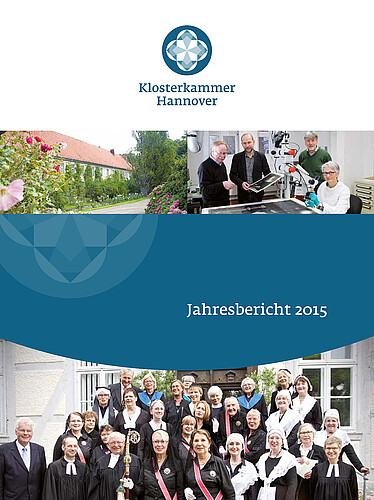 Das Cover des Jahresberichtes 2015 der Klosterkammer mit Fotos einer Gruppe von Äbtissinnen und Mitarbeitenden aus der Restaurierungswerkstatt.