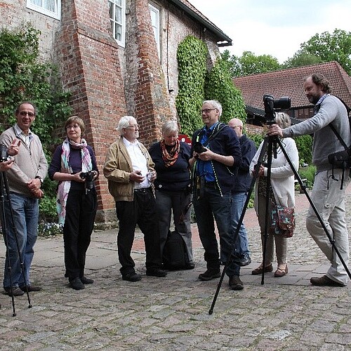 Seminar-Teilnehmer von "Click im Kloster" und Projektleiter Uwe Stelter stehen im Hof des Klosters Lüne