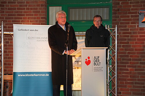 Klosterkammer-Präsident Hans-Christian Biallas steht an einem Pult und spricht ein Grußwort.