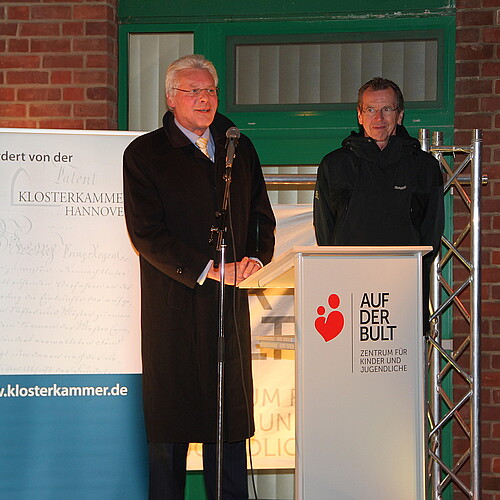 Klosterkammer-Präsident Hans-Christian Biallas steht an einem Pult und spricht ein Grußwort.