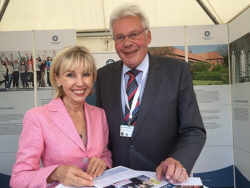 Doris Schröder-Köpf und Hans-Christian Biallas am Klosterkammerstand