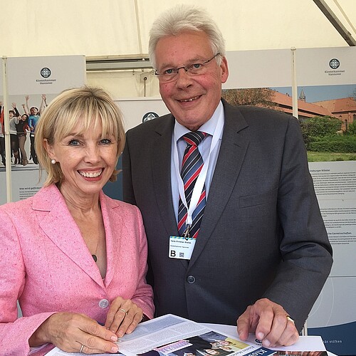 Doris Schröder-Köpf und Hans-Christian Biallas am Klosterkammerstand