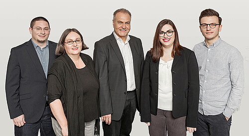 Das Forscherteam des IDD: Drei Männer und zwei Frauen stehen nebeneinander.