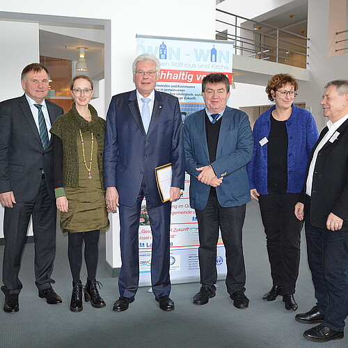 Vier Männer, darunter Klosterkammer-Präsident Hans-Christian Biallas, und zwei Frauen stehen vor einem Roll-up.