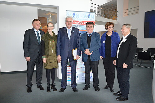 Vier Männer, darunter Klosterkammer-Präsident Hans-Christian Biallas, und zwei Frauen stehen vor einem Roll-up.