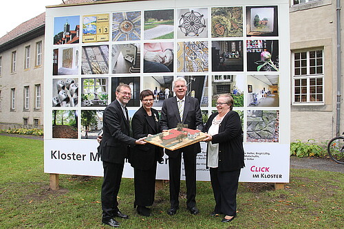 Zwei Frauen, darunter Rosemarie Meding, Äbtissin des Klosters Marienwerder und zwei Männer, darunter Klosterkammer-Präsident Hans-Christian Biallas, stehen vor einer Tafel.