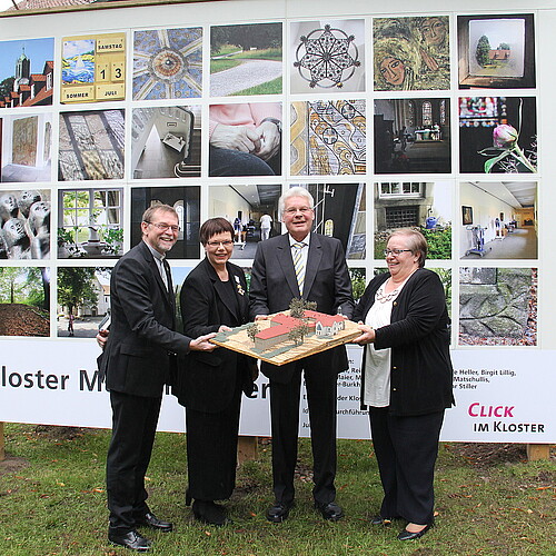 Zwei Frauen, darunter Rosemarie Meding, Äbtissin des Klosters Marienwerder und zwei Männer, darunter Klosterkammer-Präsident Hans-Christian Biallas, stehen vor einer Tafel.