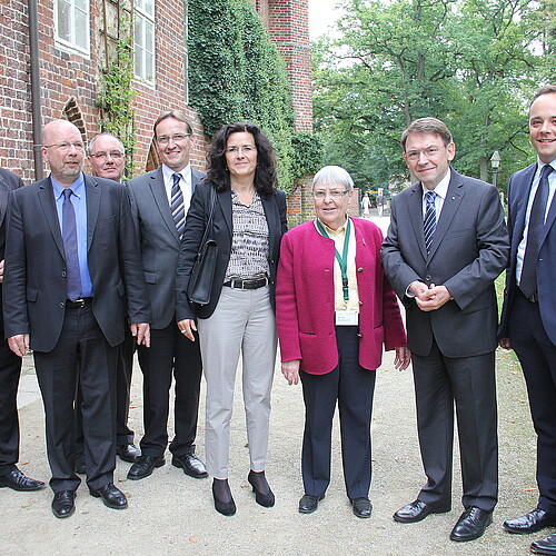 Zwei Frauen und sechs Männer, darunter Andreas Hesse, Kammerdirektor der Klosterkammer Hannover, stehen vor dem Kloster Wienhausen.