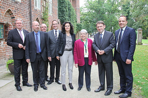 Zwei Frauen und sechs Männer, darunter Andreas Hesse, Kammerdirektor der Klosterkammer Hannover, stehen vor dem Kloster Wienhausen.