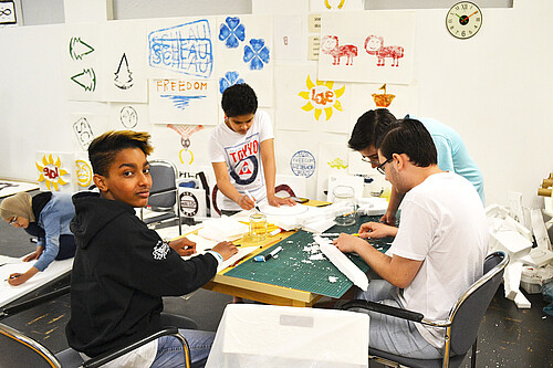 Schüler und Jugendliche erarbeiten in mit unterschiedlichen Materialien Gegenstände für eine Ausstellung.