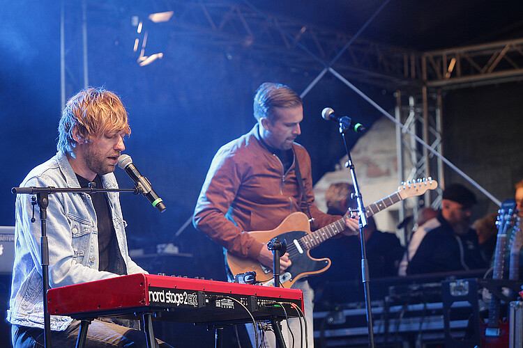 Klosterkammerfest 2018 Ein Mann sitzt auf einer Bühne an einem elektrischen Klavier und singt.