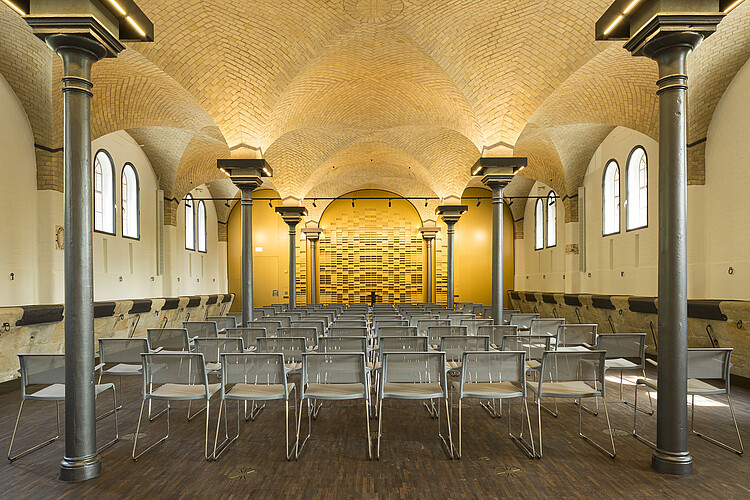 Der leere Konzertsaal von der hinteren Front her betrachtet.