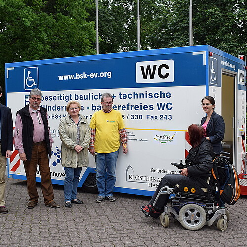 Vor einem Toilettenwagen befinden sich drei Männer - darunter Bastian Pielczyk, Dezernent Förderungen der Klosterkammer - und zwei Frauen sowie eine Person im Rollstuhl.