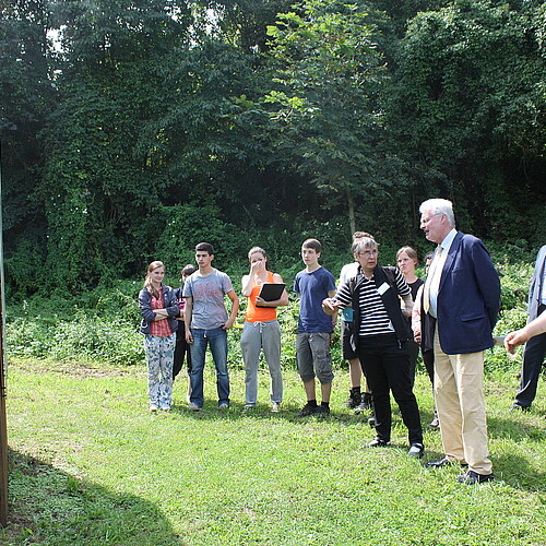 Eine Gruppe von Jugendlichen und Erwachsenen, darunter Klosterkammer-Präsident Hans-Christian Biallas, stehen auf einem Rasen.