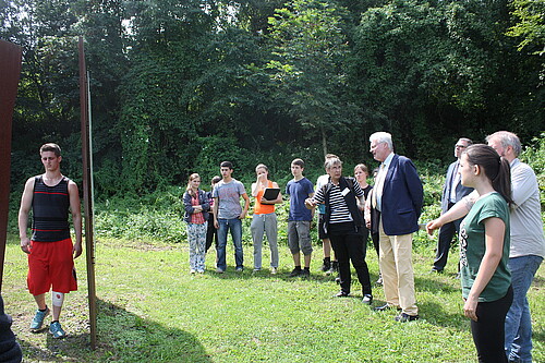 Eine Gruppe von Jugendlichen und Erwachsenen, darunter Klosterkammer-Präsident Hans-Christian Biallas, stehen auf einem Rasen.