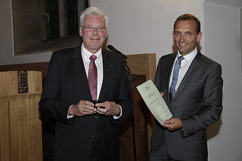 DGGL-Präsident Jens Spanjer übergibt Kulturpreis an Klosterkammer-Präsident Hans-Christian Biallas.
