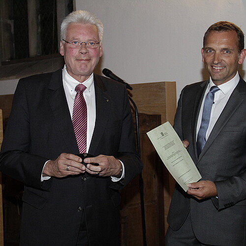 DGGL-Präsident Jens Spanjer übergibt Kulturpreis an Klosterkammer-Präsident Hans-Christian Biallas.