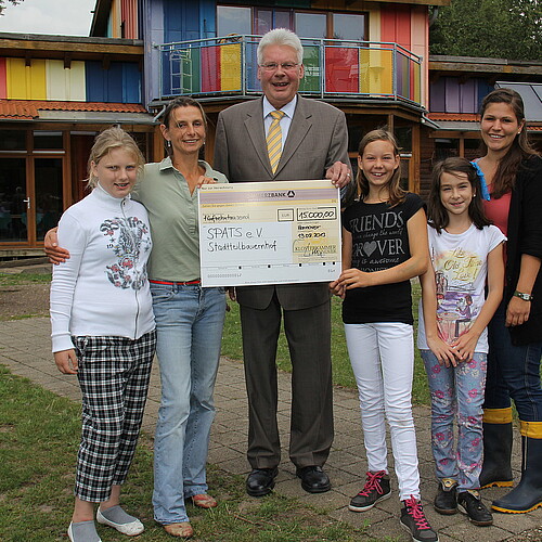 Zwei Frauen, drei Schülerinnen und Klosterkammer-Präsident Hans-Christian halten einen übergroßen symbolischen Scheck.