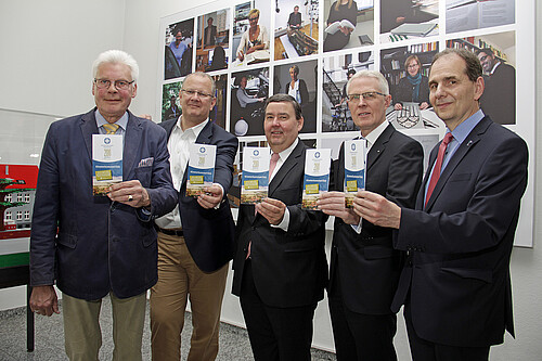 Fünf Personen stehen mit Flyern in der Hand im Foyer der Klosterkammer Hannover.