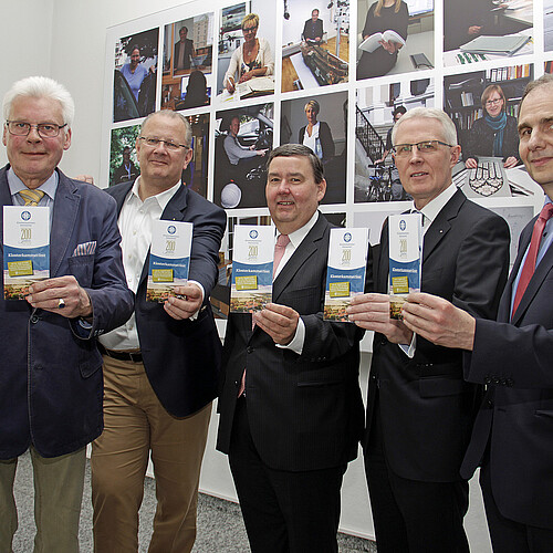 Fünf Personen stehen mit Flyern in der Hand im Foyer der Klosterkammer Hannover.