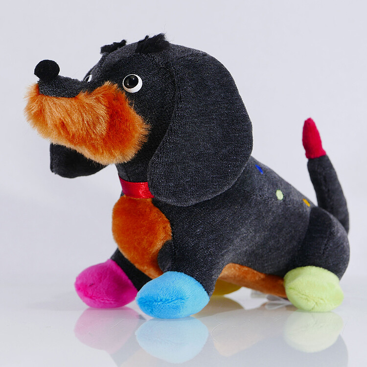 Ein Plüschdackel mit bunten Punkten.