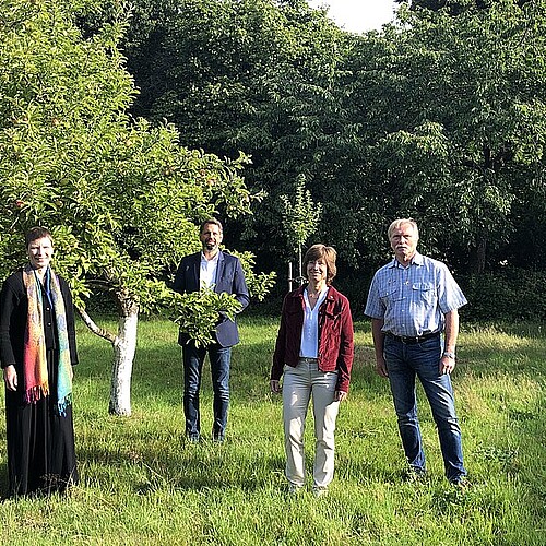 Vier Personen auf einer Wiese.