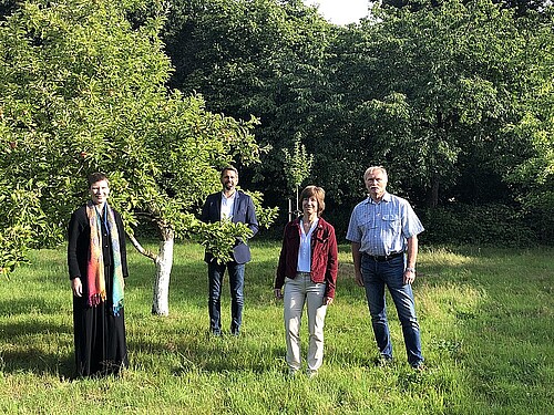 Vier Personen auf einer Wiese.