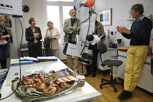 Max von Boeselager, Restaurator der Restaurierungswerkstatt der Klosterkammer, erklärt drei Frauen und zwei Männern seine Arbeit.