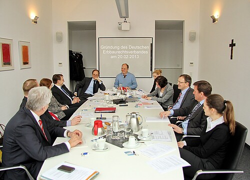 Elf Personen sitzen um einen ovalen Tisch in einem Besprechungsraum. Unter ihnen ist Klosterkammer-Präsident Hans-Christian Biallas.