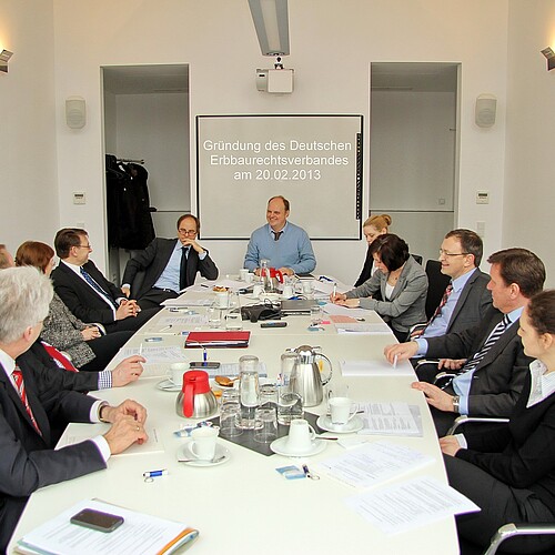 Elf Personen sitzen um einen ovalen Tisch in einem Besprechungsraum. Unter ihnen ist Klosterkammer-Präsident Hans-Christian Biallas.