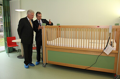 Zwei Männer, darunter Klosterkammer-Präsident Hans-Christian Biallas, stehen an einem Bett.