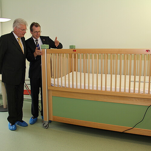 Zwei Männer, darunter Klosterkammer-Präsident Hans-Christian Biallas, stehen an einem Bett.