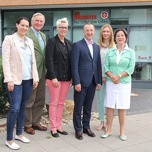 Zwei Männer und vier Frauen, darunter Anna Mohr, Dezernentin in der Abteilung Förderungen der Klosterkammer, stehen vor einem Haus.