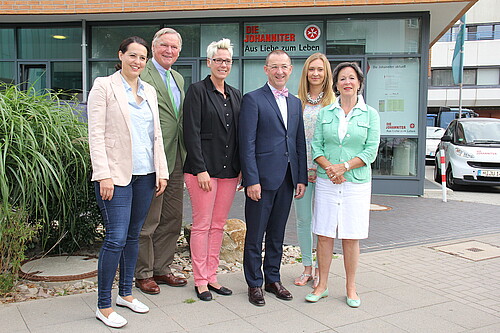Zwei Männer und vier Frauen, darunter Anna Mohr, Dezernentin in der Abteilung Förderungen der Klosterkammer, stehen vor einem Haus.