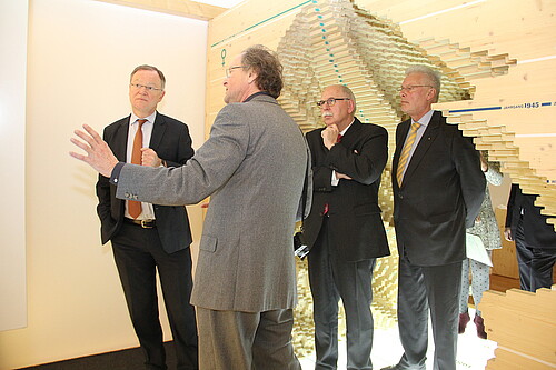 Vier Männer, darunter Klosterkammer-Präsident Hans-Christian Biallas, stehen in einem Ausstellungsraum des Landesmuseums.