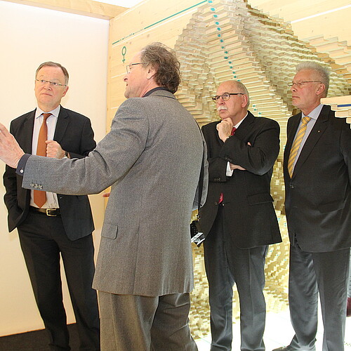 Vier Männer, darunter Klosterkammer-Präsident Hans-Christian Biallas, stehen in einem Ausstellungsraum des Landesmuseums.